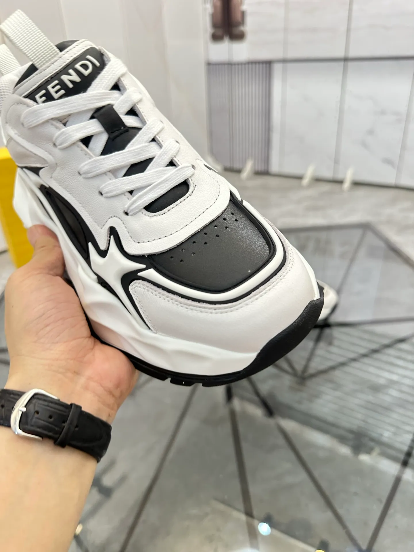 Men's shoes: 💰P580¥ Product trademark: Fendi* "Fendi*" low-top sports shoes Regular size: 39-44 (can be customized to 38.45.46) Product material: imported cowhide upper, breathable lining, original outsole. No.: 0008